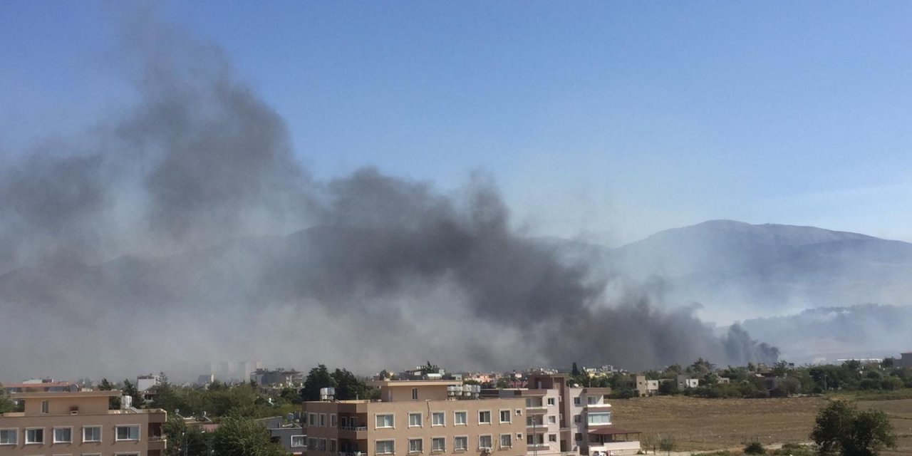 Hatay'da çıkan orman yangını, yerleşim yerlerine sıçradı