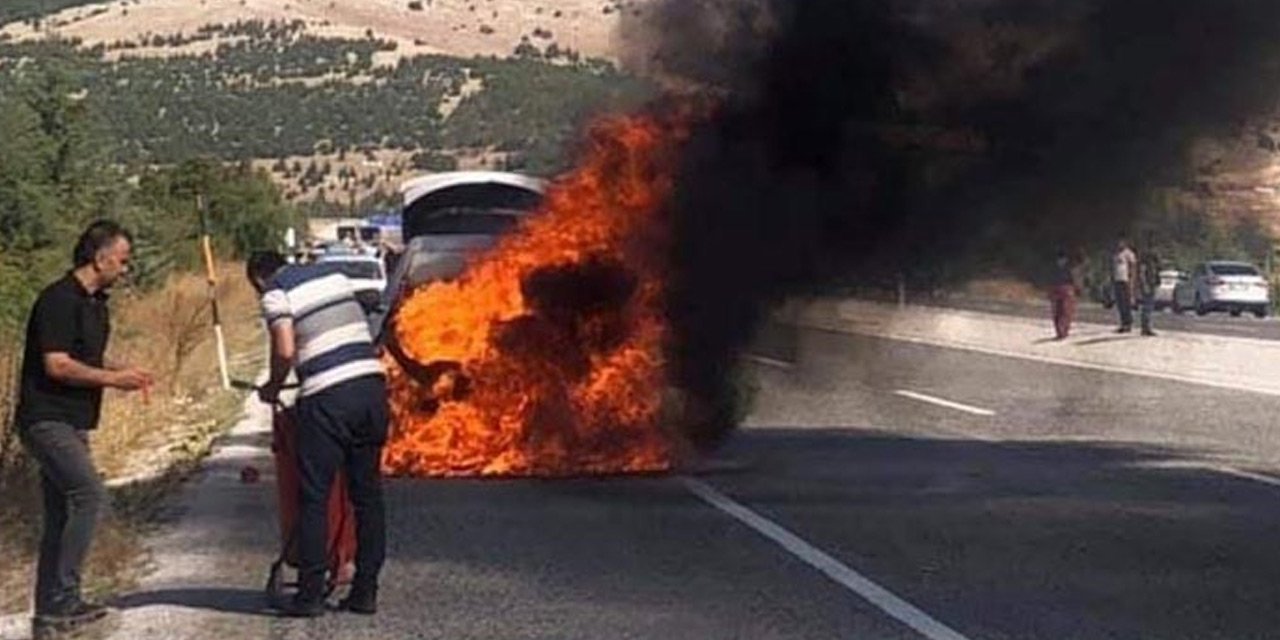 Doktorun kullandığı sıfır otomobil seyir halindeyken çıkan yangında hurdaya döndü!