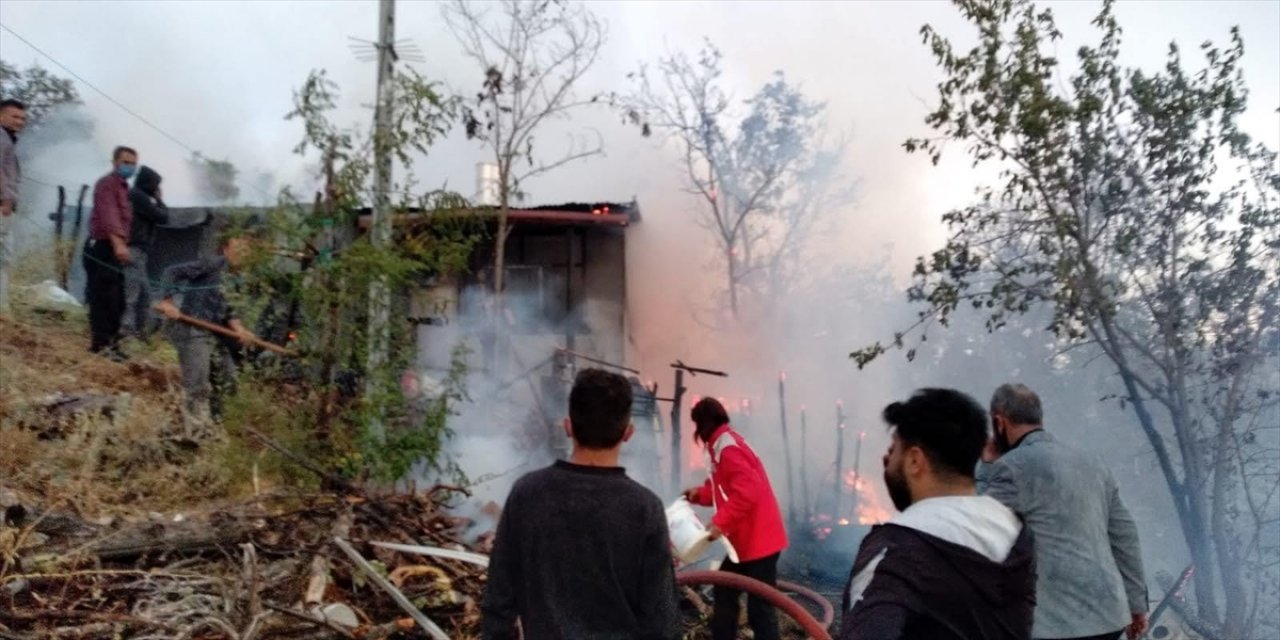 Konya'da kuru otların yakılmasıyla başlayan yangın eve sıçradı