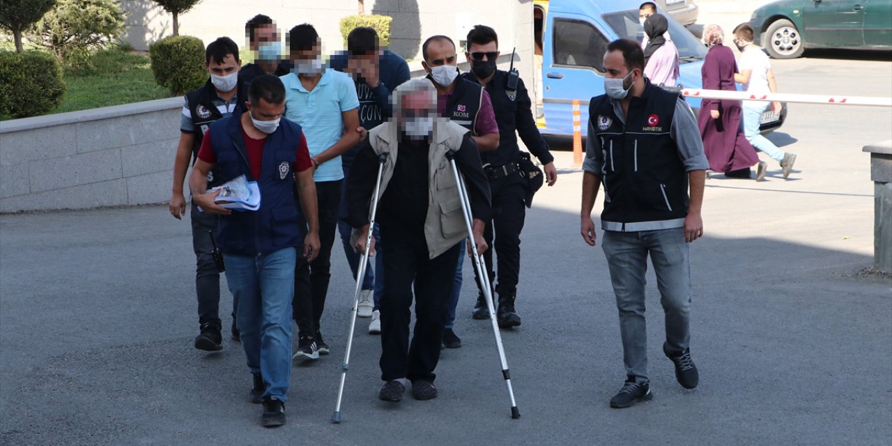 Karaman'da narkotik operasyonu! Şüpheli adliyeye böyle getirildi