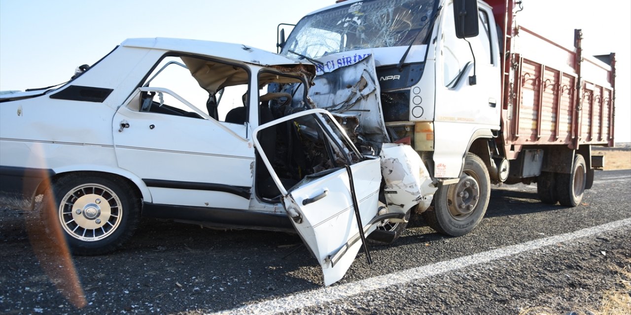 Feci kaza! Kamyonet ile otomobil kafa kafaya çarpıştı: 3 ölü, 1 ağır yaralı