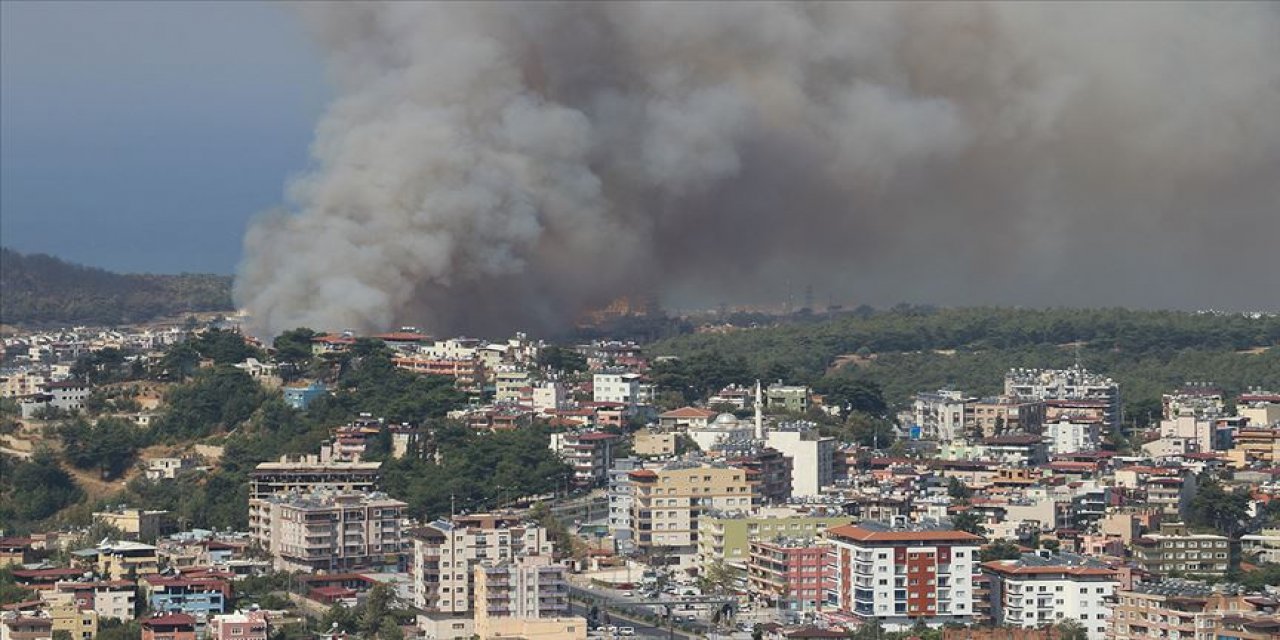 Bakan açıkladı: Hatay'da 3 ilçeye yayılan orman yangınları kontrol altına alındı