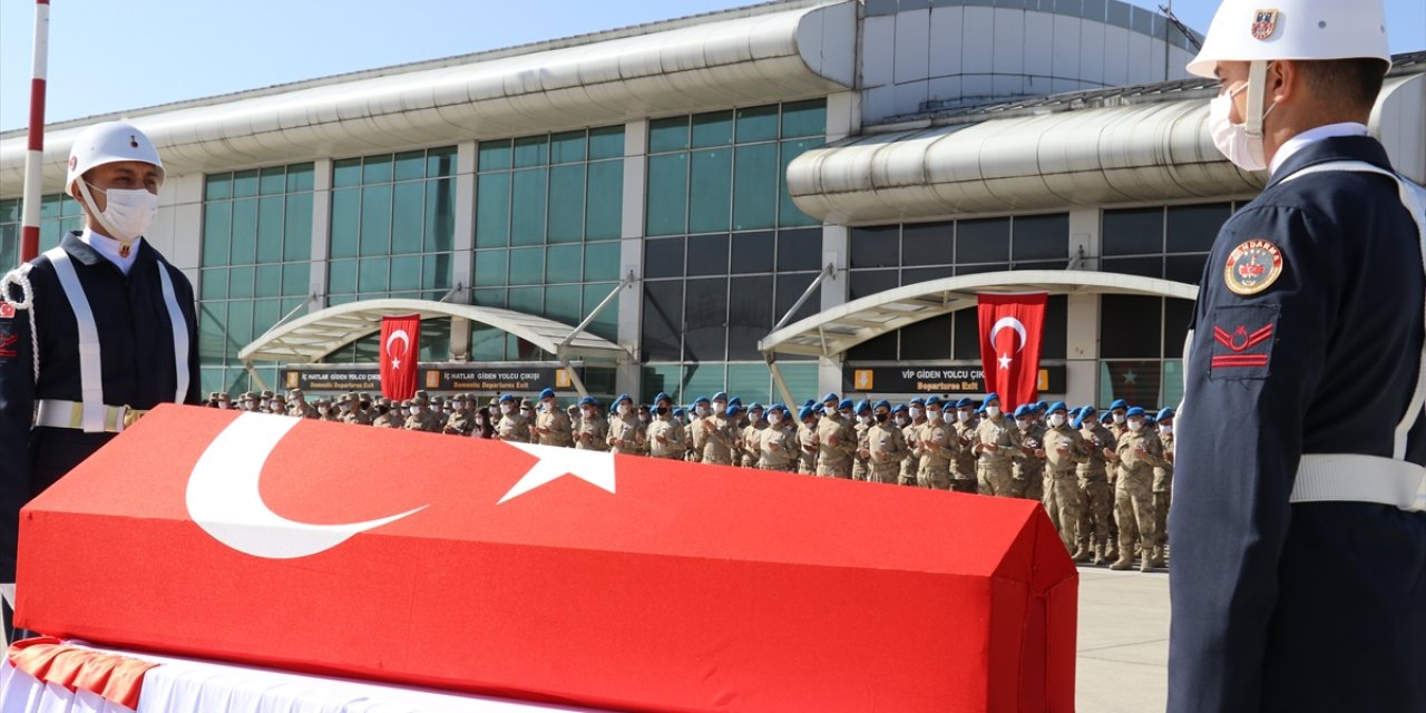 Şehit askerimizin naaşı memleketine uğurlandı