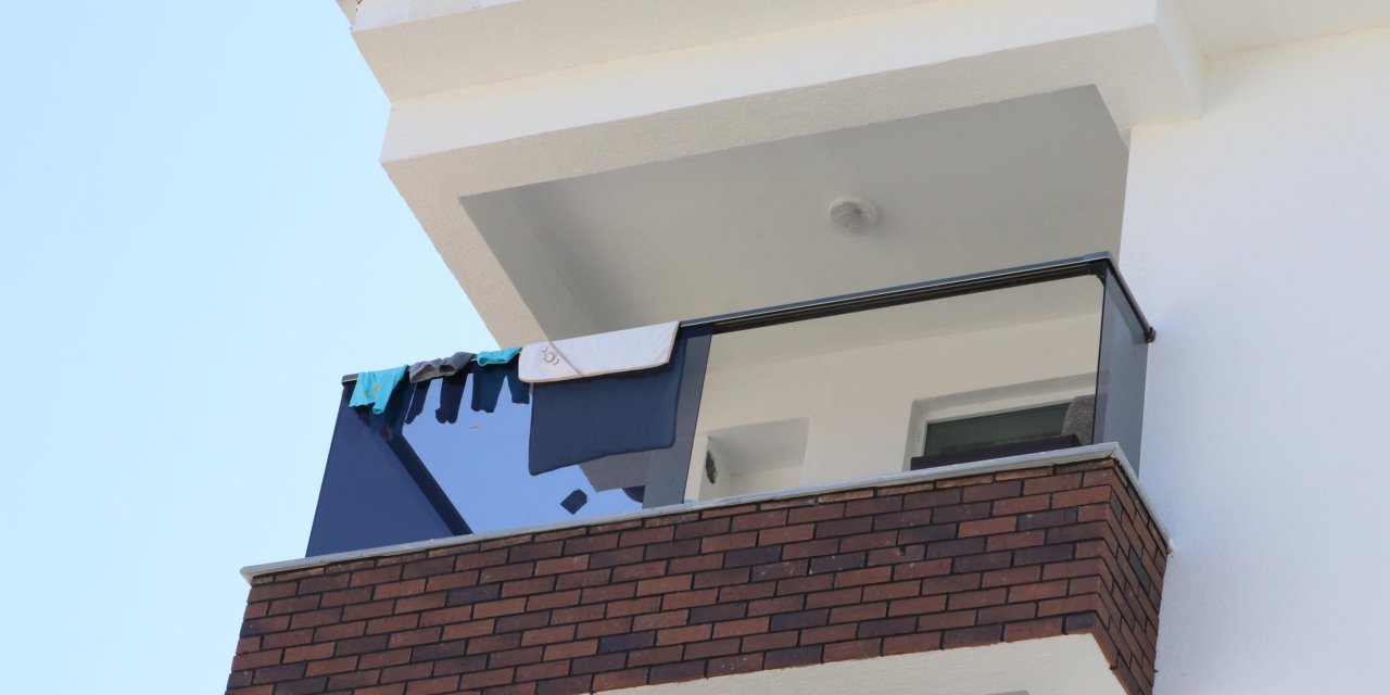 Balkon korkuluğunun battaniye ile kapatılan camsız bölümünden düşen çocuk hayatını kaybetti