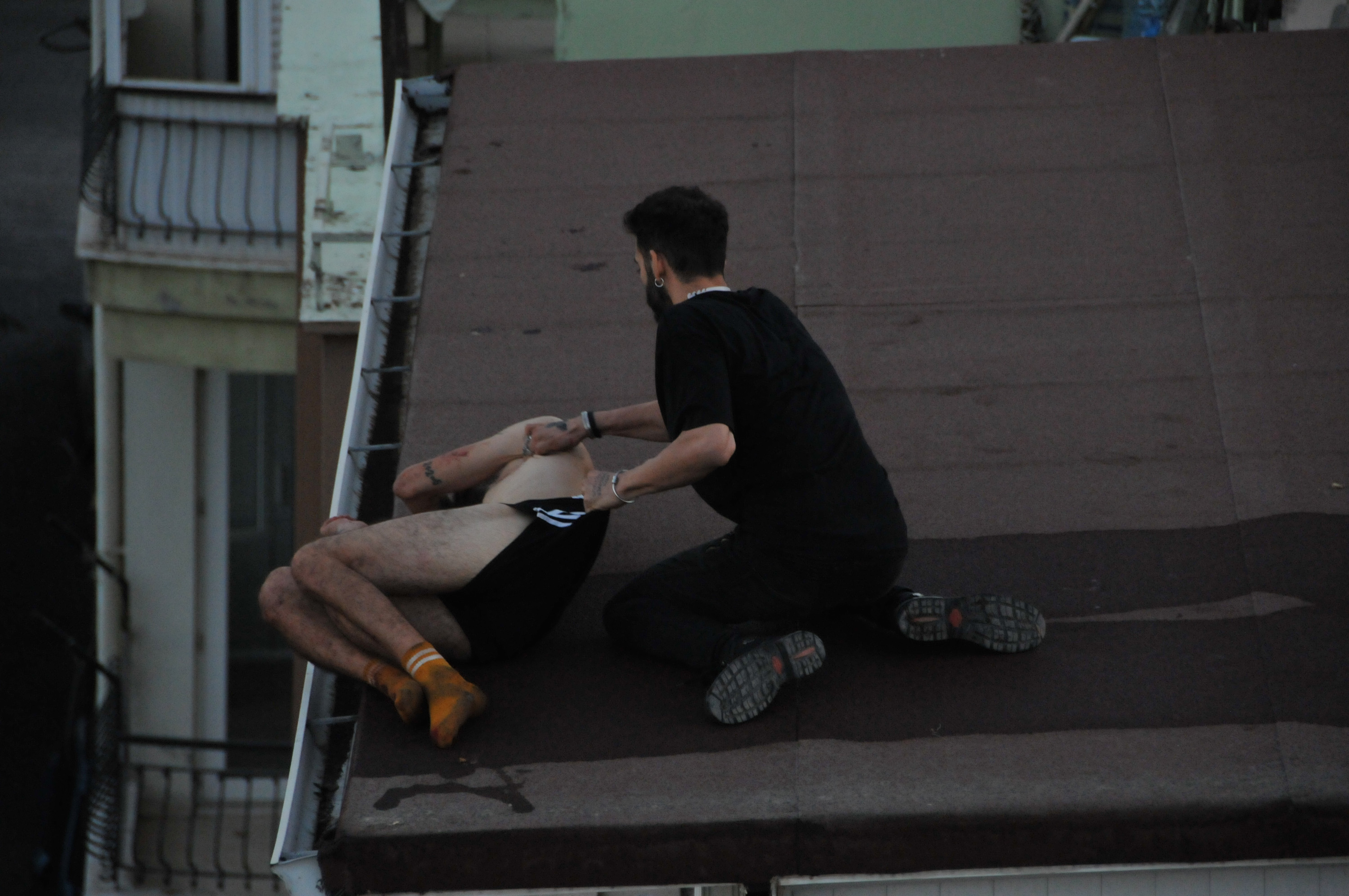 İntihar için çıktığı çatıda alkolün etkisiyle sızdı