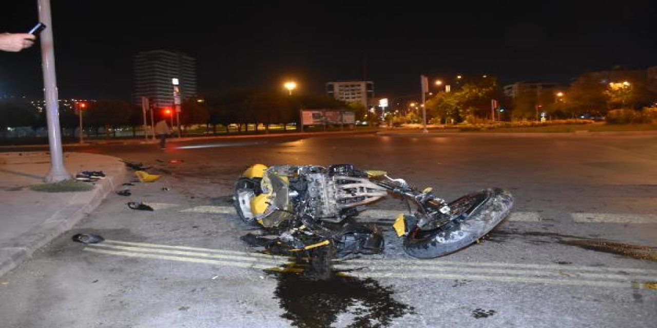 Refüje çarpan motosiklet ikiye bölündü, sürücü ve yolcu yaralı kurtuldu