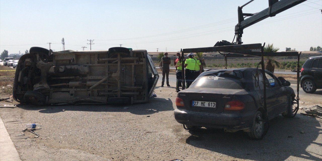 Otomobille çarpışan minibüs devrildi, sürücü öldü