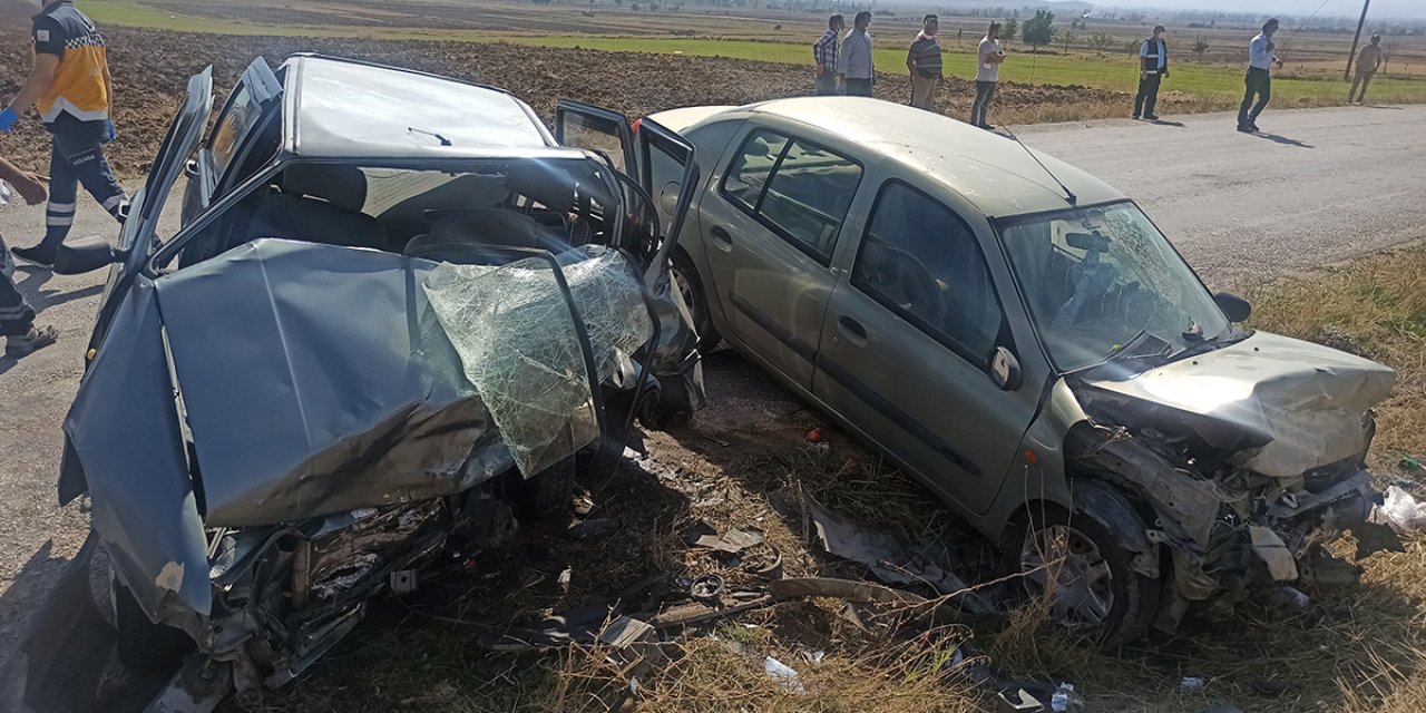 Otomobiller çarpıştı: 1 ölü, 4 yaralı! Helikopter ambulans yaralı için kara yoluna indi