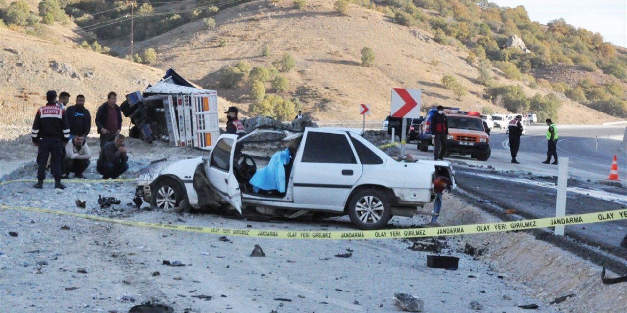 Briket yüklü tır ile otomobilin çarpıştığı kazada ortalık savaş alanına döndü: 1 ölü, 1 yaralı