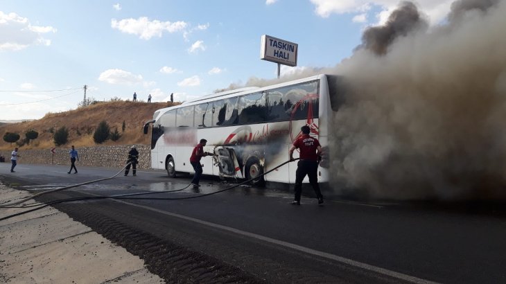 Otobüs alev aldı, yolcular son anda kurtuldu!