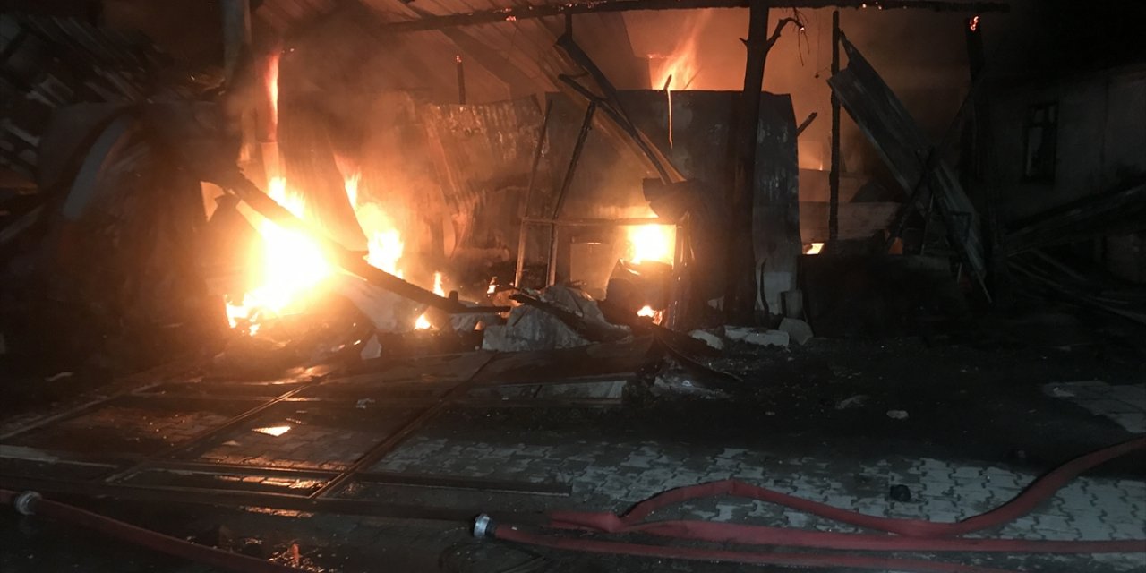 Anız yangını sıçradığı ev ve otomobili kül etti