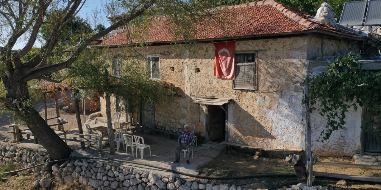 Babasının vasiyetini yerine getirmek için yarım asırlık bakkalı kapatmıyor