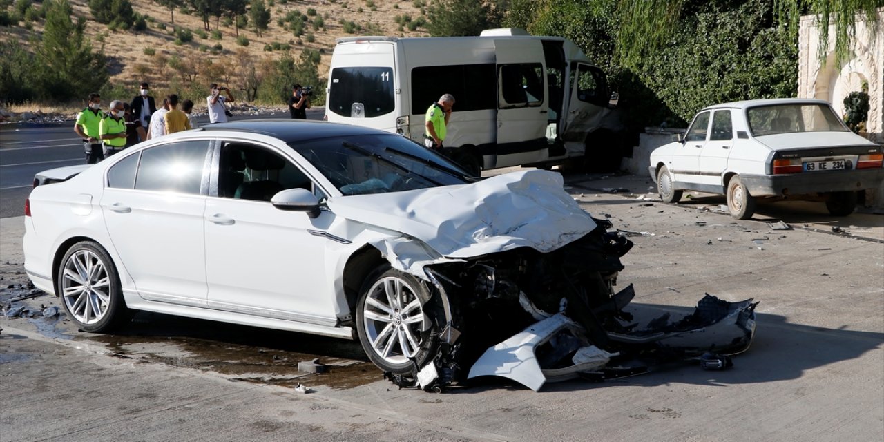 Bir servis kazası daha: 15 kişi yaralandı