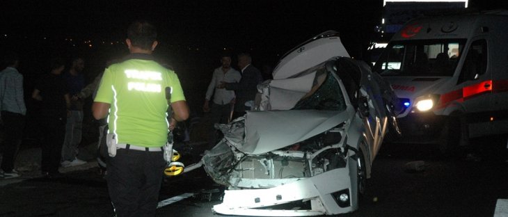 Üç aracın karıştığı feci kazada 2 kişi öldü, 4 kişi yaralandı