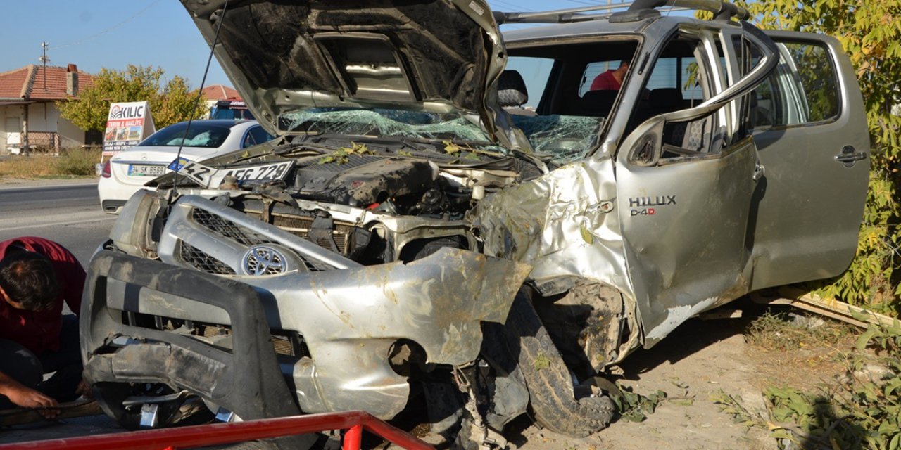 Konya’da kamyonet ağaca çarptı, sürücü yaralı kurtuldu