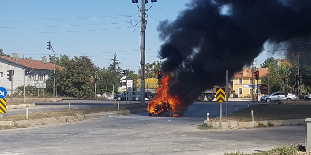 Konya'da otomobil alev topuna döndü! Sürücüyü benzin istasyonu çalışanı kurtardı