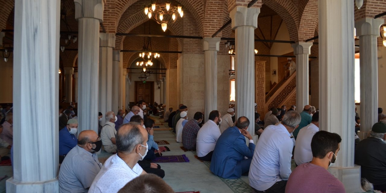 Konya'da restorasyonu tamamlanan tarihi cami yeniden ibadete açıldı