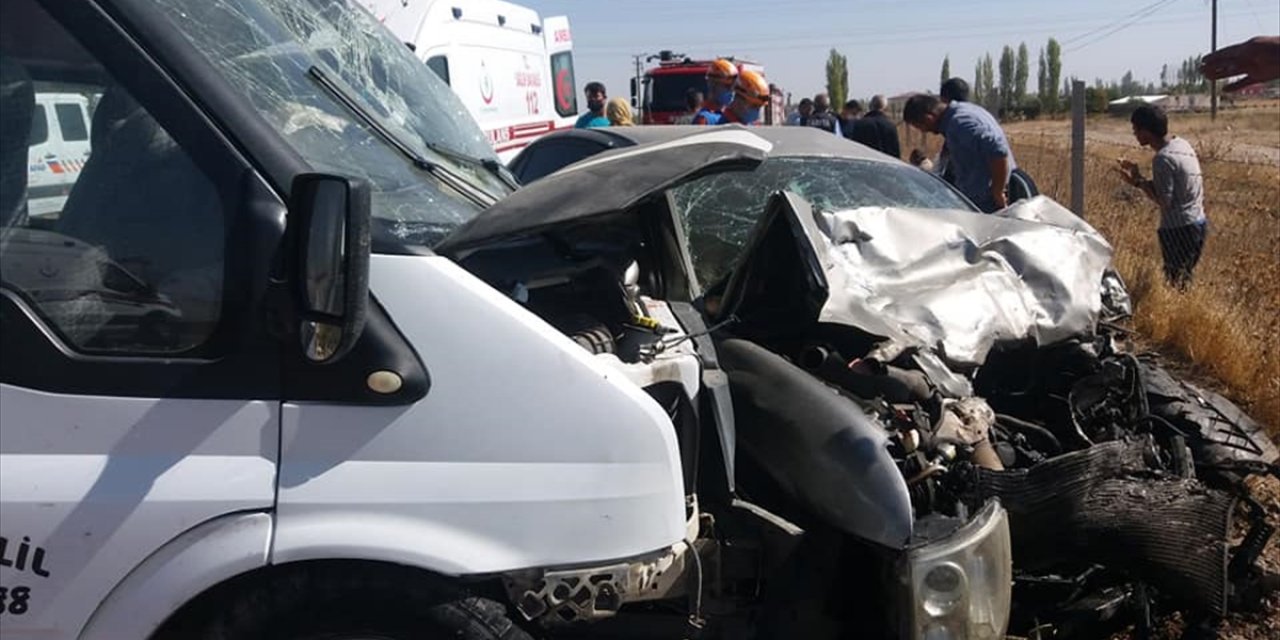 4 aracın karıştığı zincirleme trafik kazasında 1 kişi öldü, 7 kişi yaralandı