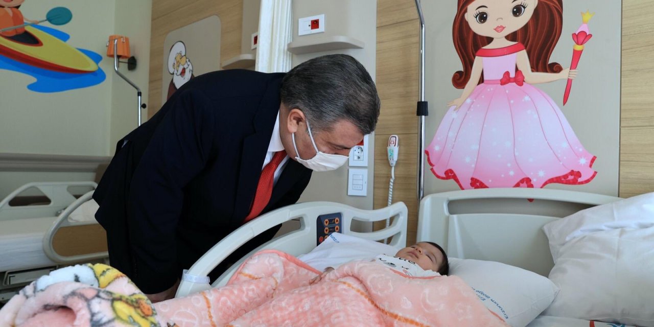 Bakan Koca, Şehir Hastanesi Çocuk Servisi'ni ziyaret etti
