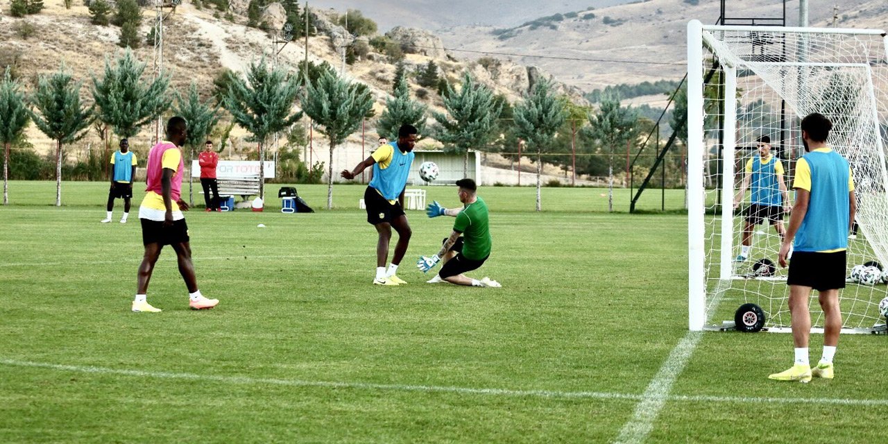 4 futbolcusu koronavirüse yakalanan Malatyaspor'da 2 futbolcu da sakatlığı nedeniyle kadroya alınmadı