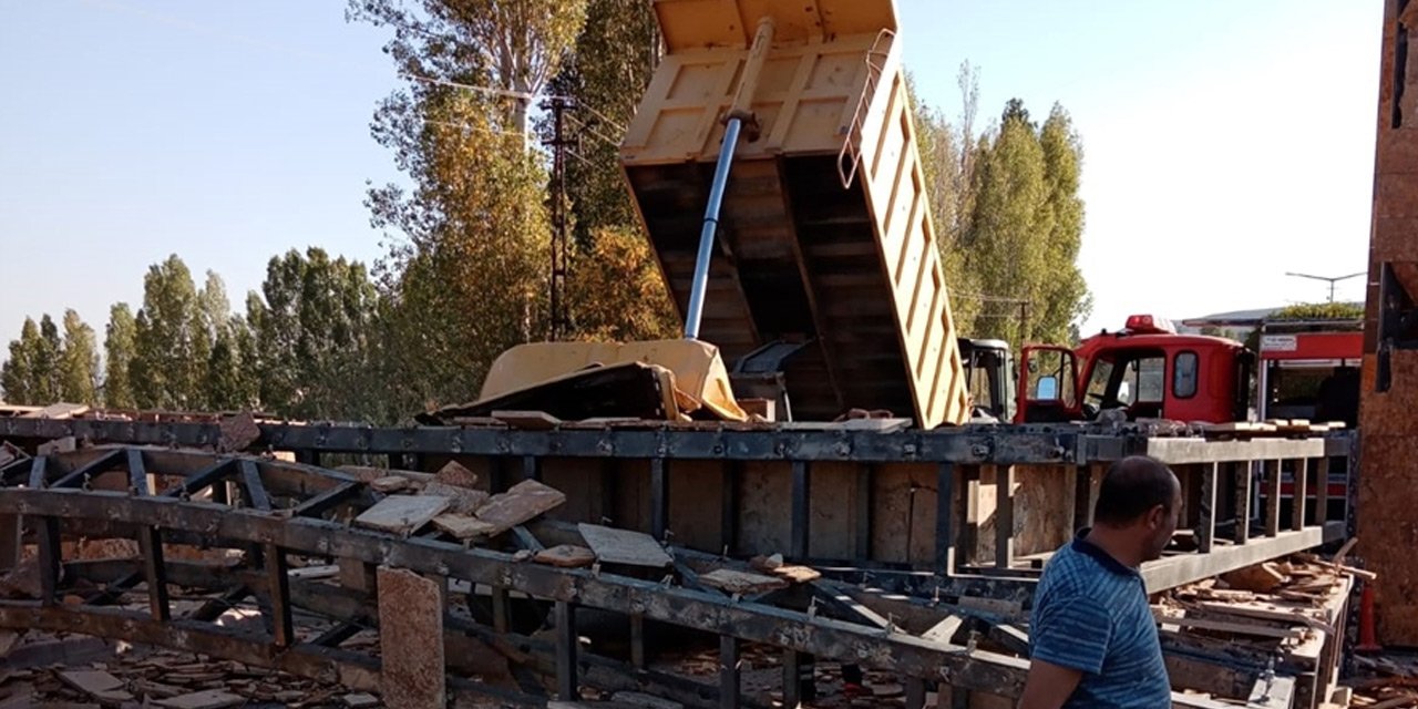 Damperi açık unutulan kamyon mermer tabelaya çarptı! Sürücü hayatını kaybetti