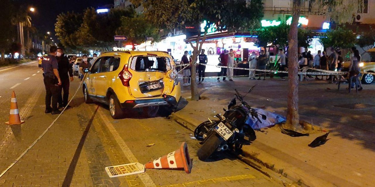 Park halindeki taksiye çarpan motosikletin sürücüsü öldü