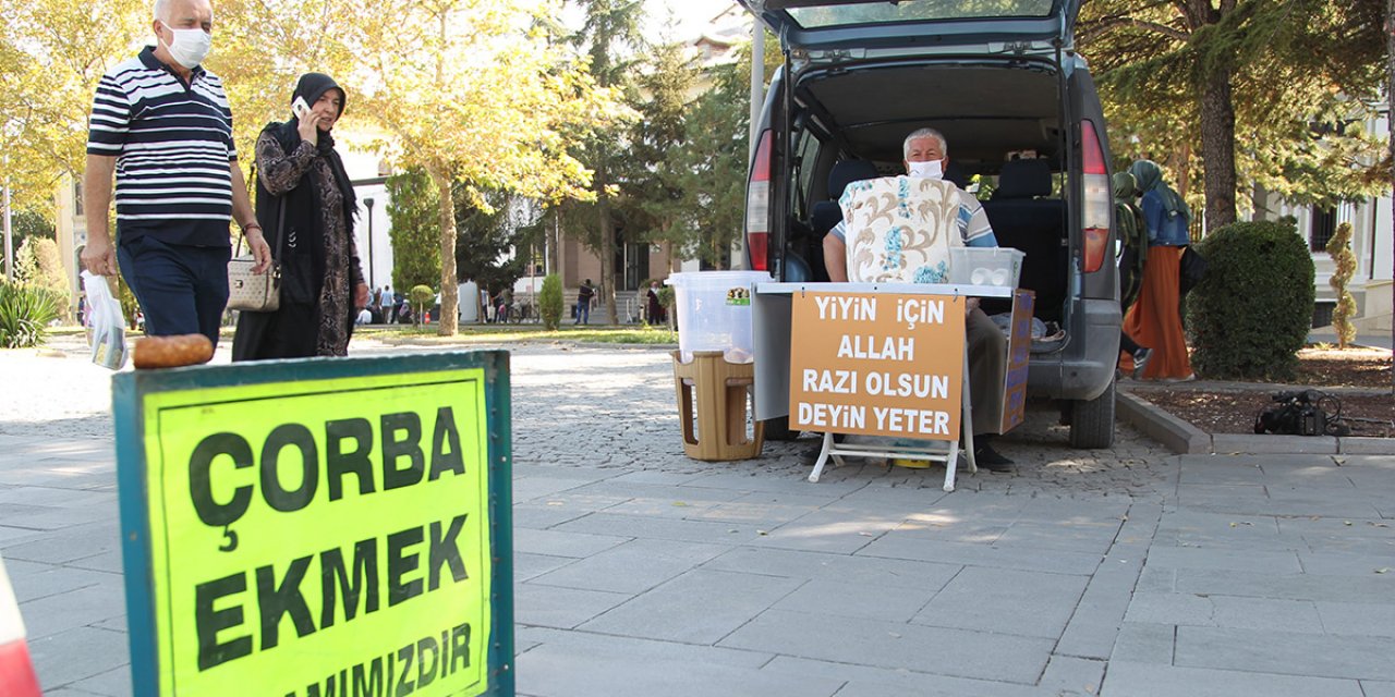 Konya'nın 'çorbacı dayısı' 3 yıldır vatandaşlara ücretsiz çorba dağıtıyor