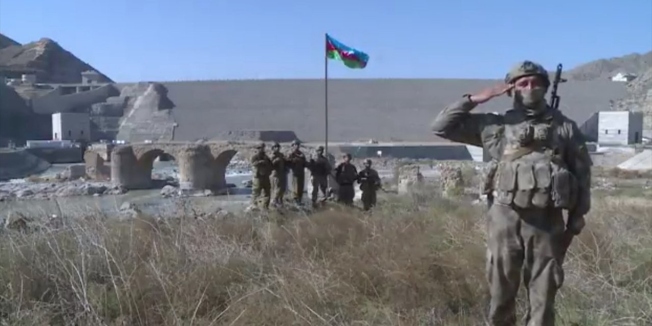 İlham Aliyev açıkladı: Tarihi Hudaferin Köprüsü'ne Azerbaycan bayrağı dikildi