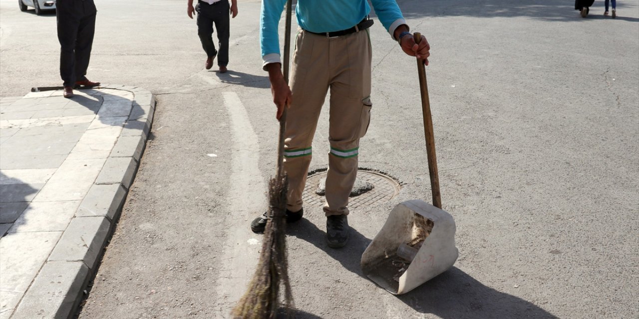 İnsanlık ölmedi! Asgari ücretle çalışan 7 çocuklu temizlik işçisi bulduğu 35 bin lirayı sahibine teslim etti