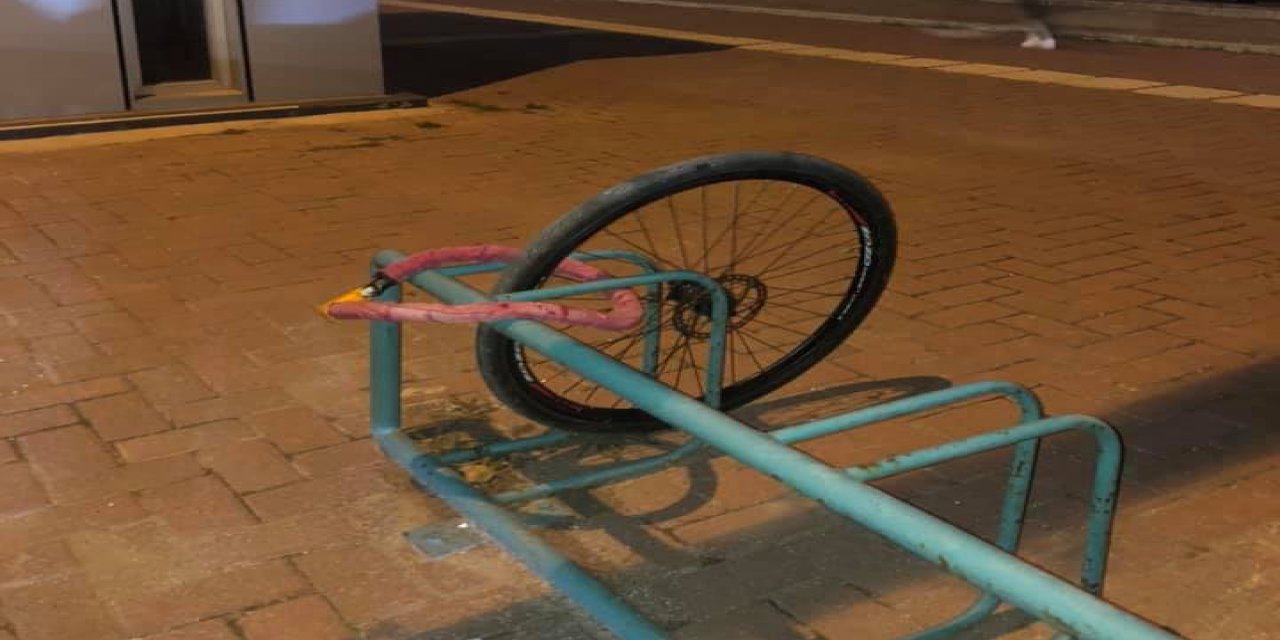 Hırsızın kilidini kıramadığı bisikletten geriye bu kaldı