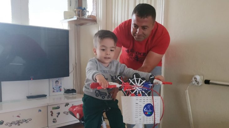 Başkan Altay, küçük Talha'ya bisiklet hediye etti