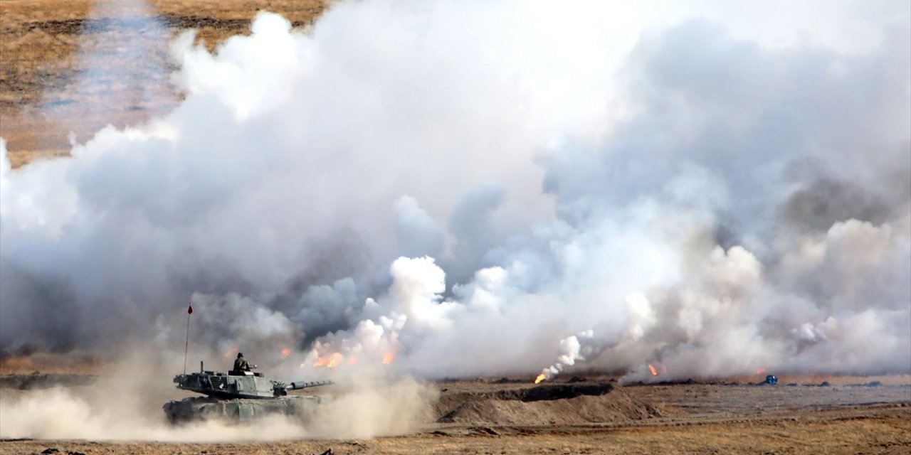 TSK'nın ateş gücünün gösterildiği nefes kesen tatbikattan kareler