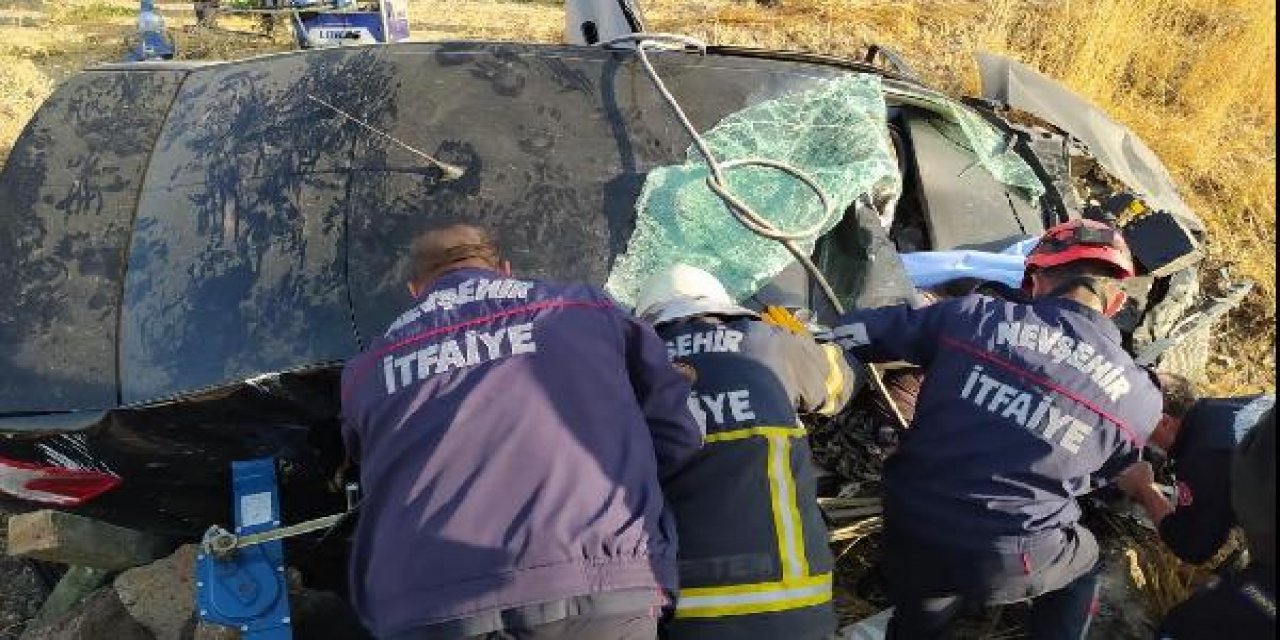 Şarampole devrilen otomobil bu hale geldi: 1 ölü, 2 yaralı