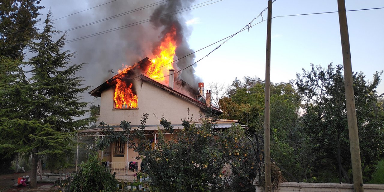 Konya’da 10 kişilik ailenin yaşadığı ev yandı! Çaresizce izlediler