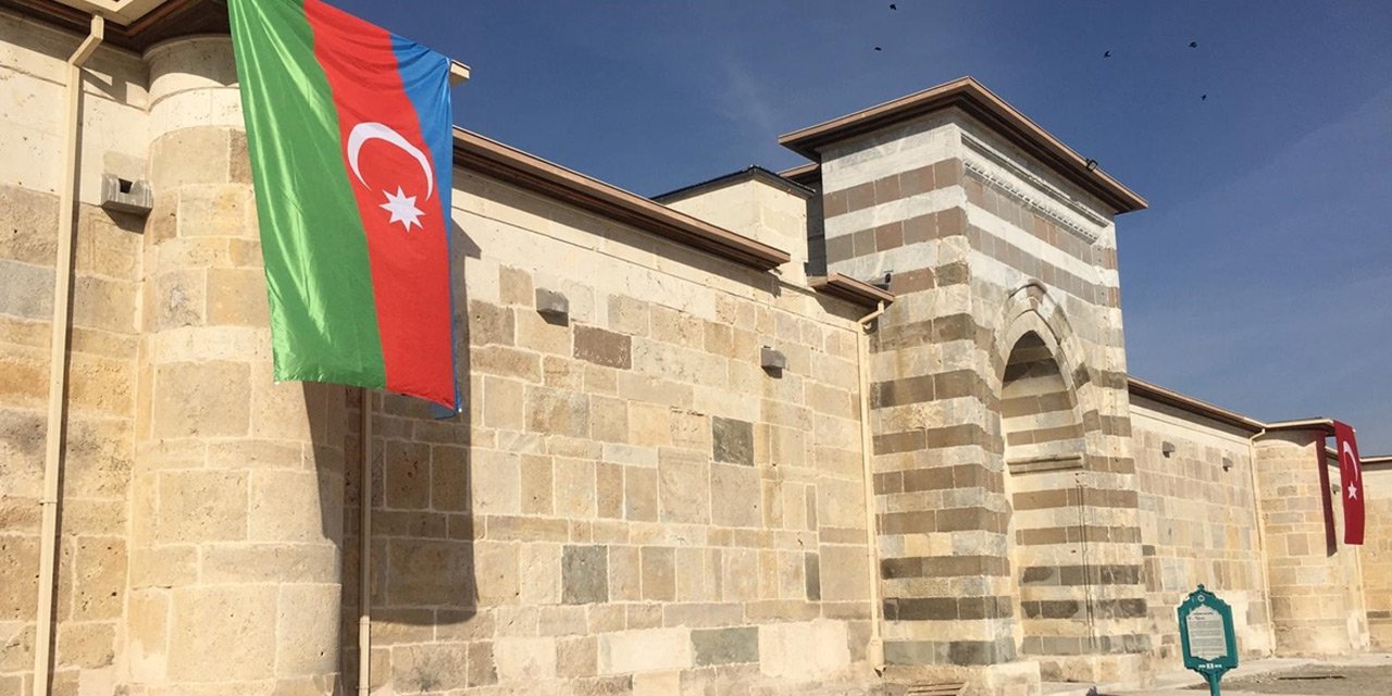 Zazadın Hanı'na Azerbaycan bayrağı asıldı