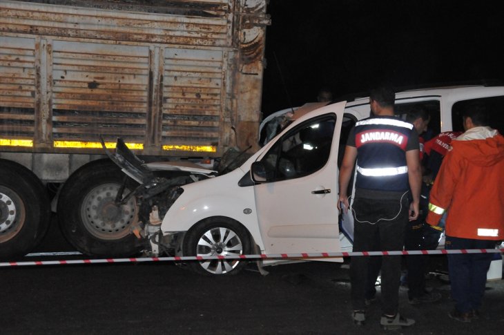 Hafif ticari araç kamyona çarptı: Biri bebek 3 ölü, 3 yaralı