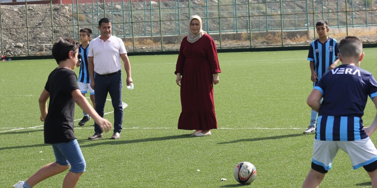 Oğlunun futbol aşkı için kulüp kuran anne çocuklara umut oldu