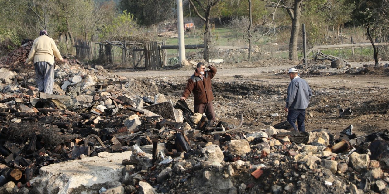 Büyük yangında evleri yanan vatandaşlar, enkaz altında kalan eşyalarını aradı