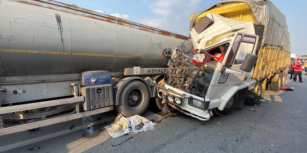 Konya plakalı kamyon, arızalanan TIR’a çarptı: 1 ölü, 1 yaralı