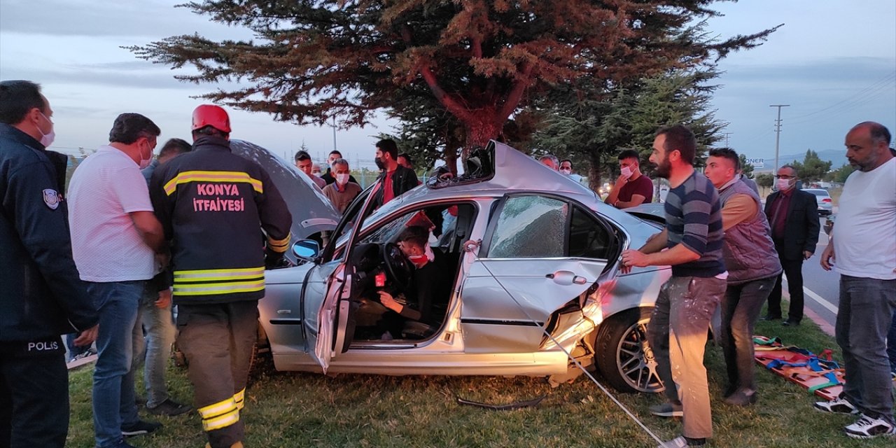 Konya'da otomobil orta refüjdeki ağaca çarptı! Yaralıları araçtan itfaiye çıkardı