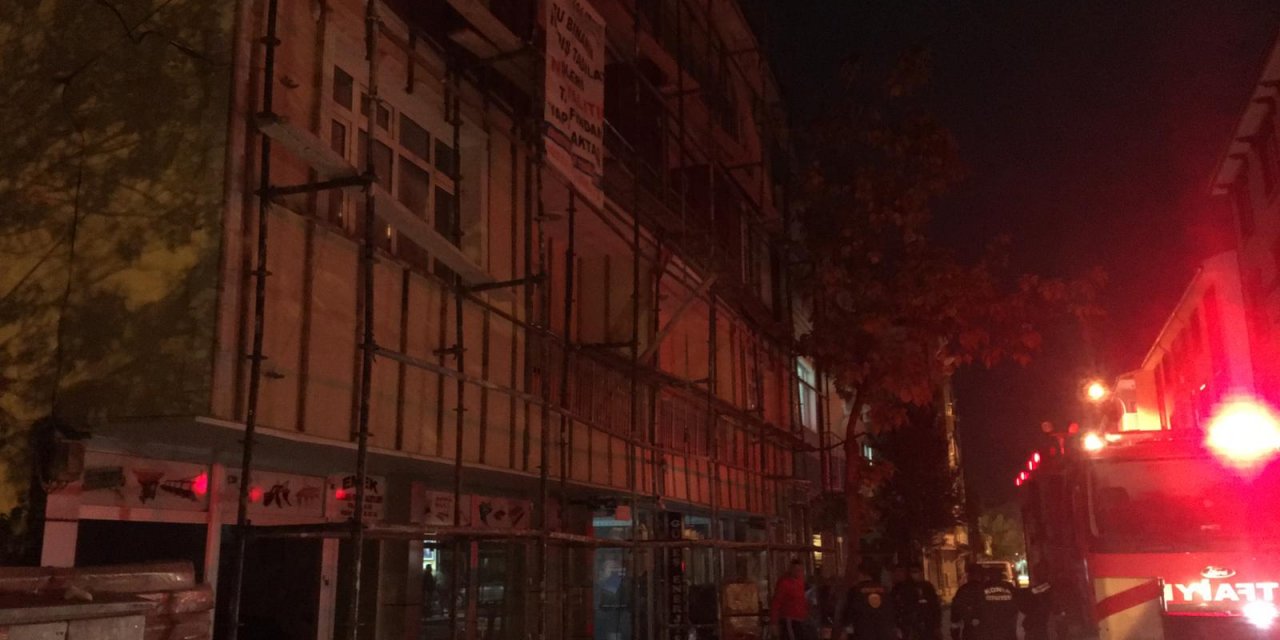 Konya’da 4 katlı binada korkutan yangın! İtfaiye merdiveniyle kurtarıldılar