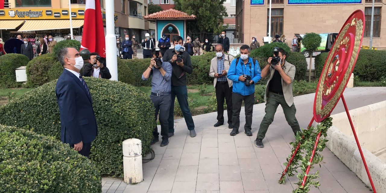Konya'da Cumhuriyet Bayramı dolayısıyla Atatürk Anıtı'na çelenk kunuldu