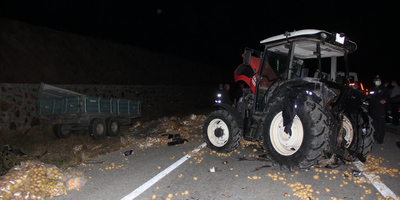 Kamyon traktörle çarpıştı: 1 ölü, 3 yaralı