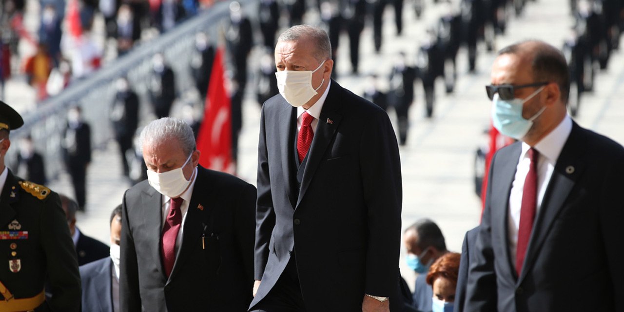 Erdoğan: Zaferlerle dolu şanlı mazimizden cesaret alarak birlik beraberlik ve kardeşlik içinde yürümeye devam edeceğiz