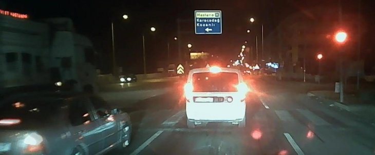 Yer Konya! Polisler trafikte tartışırken, gözaltındaki şüpheli ekip aracıyla kaçtı | VİDEO