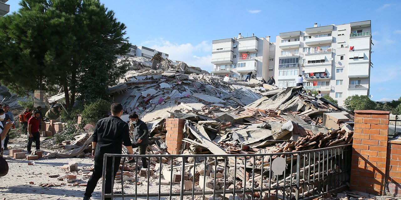 AFAD'dan İzmir'deki deprem sonrası "hasarlı yapılara girmeyin" uyarısı