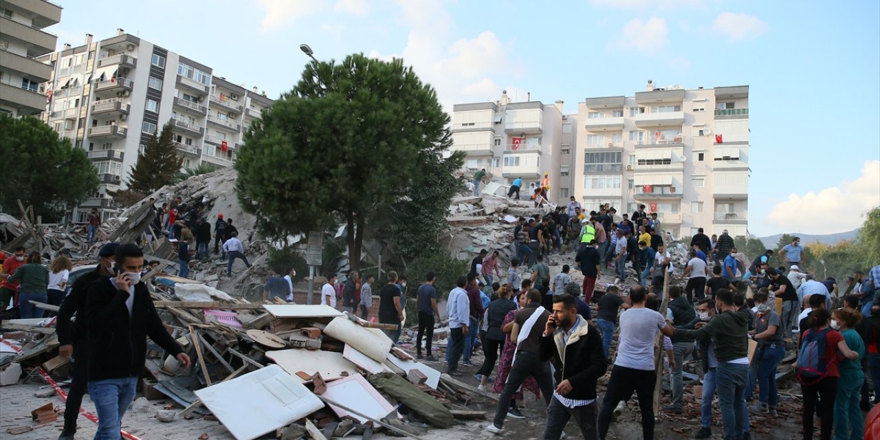 İzmir'deki depremde ölenlerin sayısı 12'ye, yaralı sayısı 419'a yükseldi