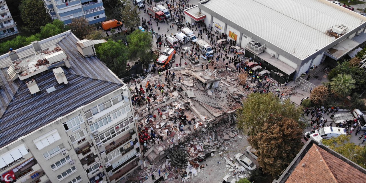 Büyük depremi yaşayan İzmir'den fotoğraflar