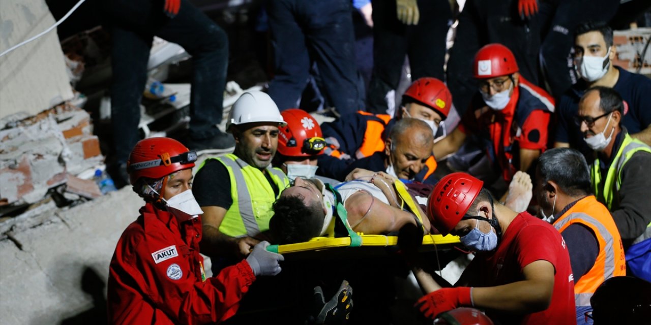 İzmir'deki depremde enkaz altında kalan 28 yaşındaki futbolcu kurtarıldı