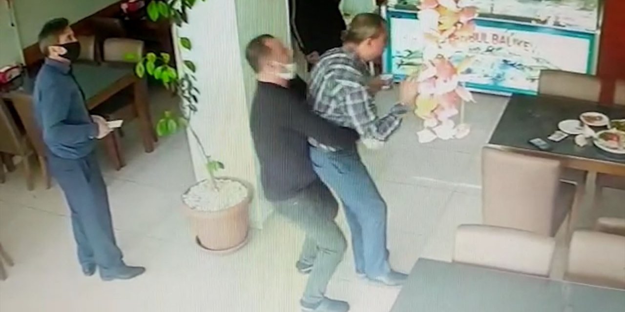 Konya'da lokanta sahibinin boğazına kılçık kaçan müşterisini kurtardığı anlar kamerada